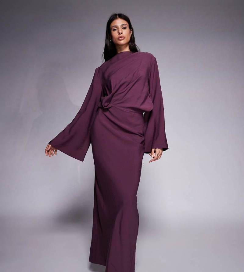 ASOS DESIGN Tall - Langärmliges Maxikleid in Pflaume mit Schrägschnitt und Zierfalten an der Taille-Rot von ASOS Tall