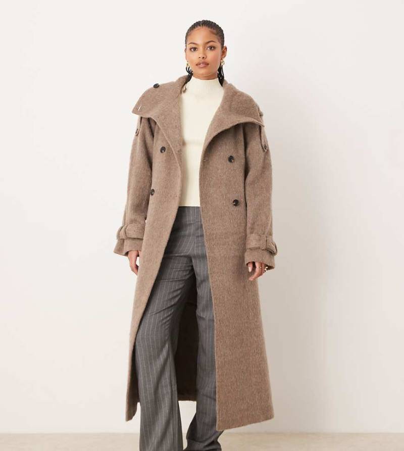 ASOS DESIGN Tall - Angerauter Trenchcoat in Pilzbraun mit Stehkragen von ASOS Tall