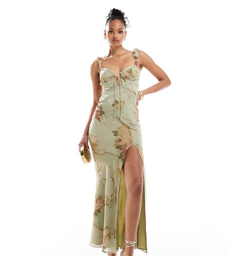 ASOS DESIGN Tall - Asymmetrisch geschnittenes Korsett-Maxikleid mit Spitzenborte und Blumenprint in Patchwork-Optik-Bunt von ASOS Tall