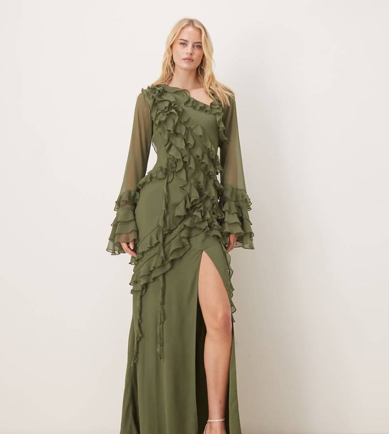 ASOS DESIGN Tall - Asymmetrisches, weiches Chiffon-Maxikleid in Khaki mit gestuften Rüschen und langen Ärmeln-Grün von ASOS Tall