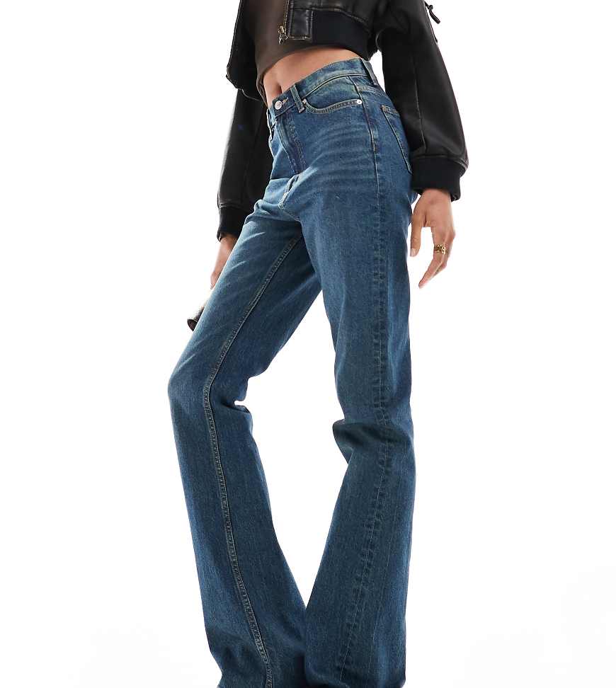 ASOS DESIGN Tall - Ausgestellte Jeans in getöntem Dunkelblau mit mittelhohem Bund von ASOS Tall