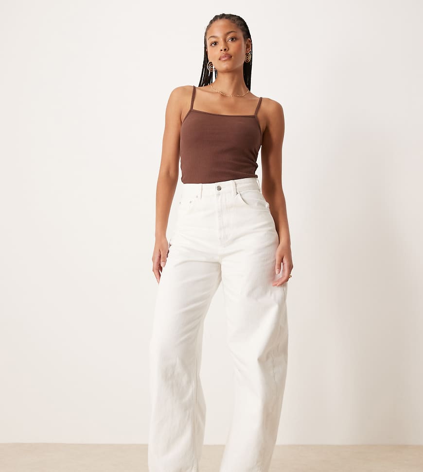 ASOS DESIGN Tall - Barrel-Jeans in Ecru mit hohem Bund-Weiß ASOS DESIGN Tall - Barrel-Jeans in Ecru mit hohem Bund-Weiß von ASOS Tall
