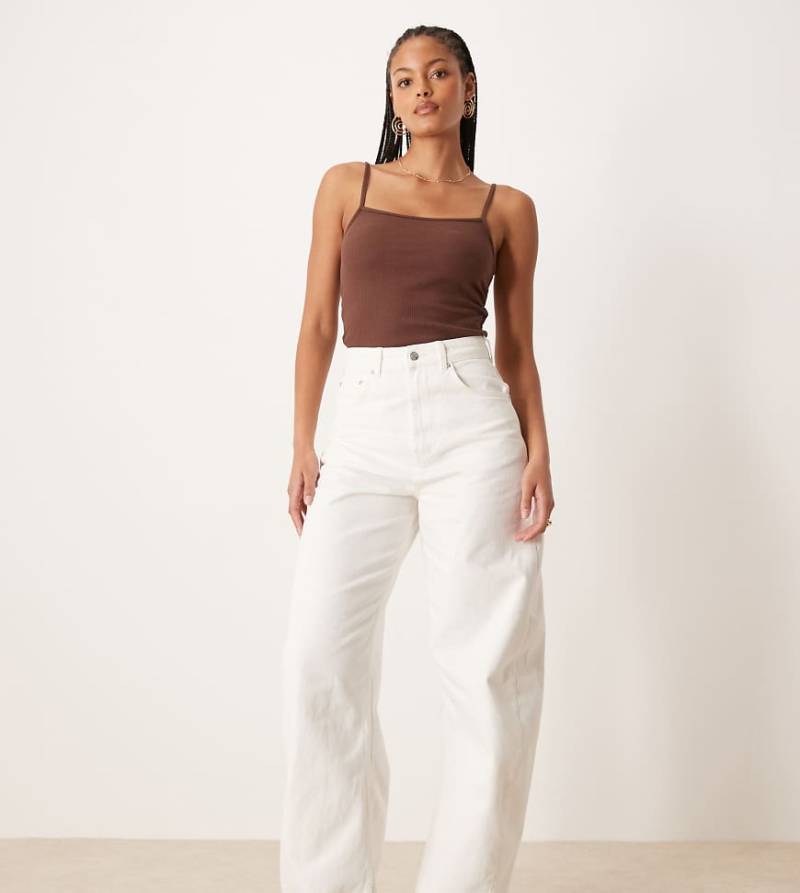 ASOS DESIGN Tall - Barrel-Jeans in Ecru mit hohem Bund-Weiß von ASOS Tall