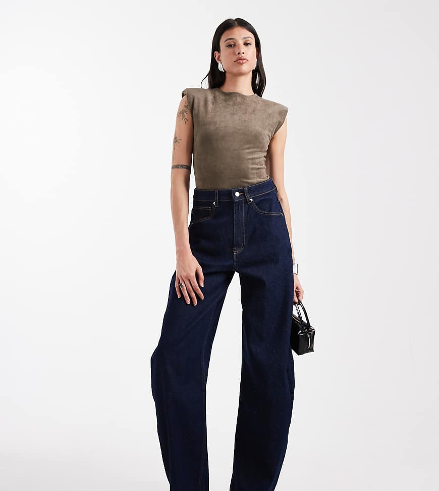 ASOS DESIGN Tall - Barrel-Jeans in Rinse-Waschung mit hohem Bund-Marineblau von ASOS Tall