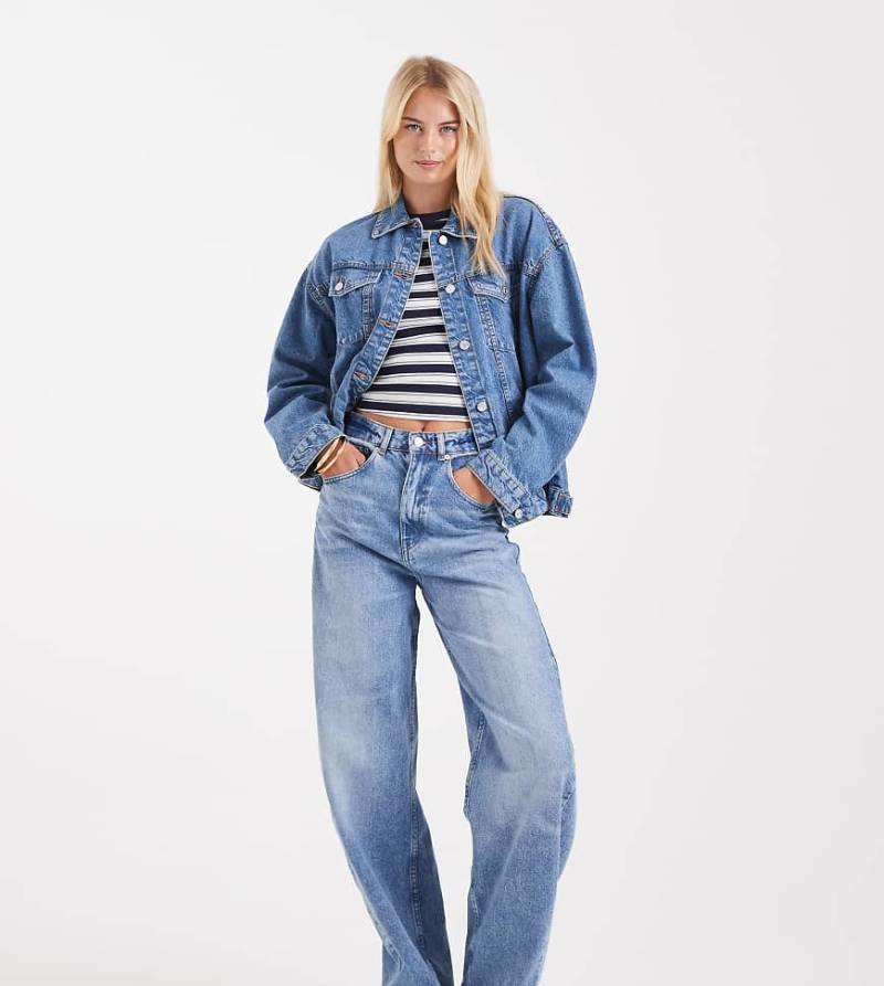ASOS DESIGN Tall - Barrel-Jeans in hellem Mittelblau mit hohem Bund von ASOS Tall