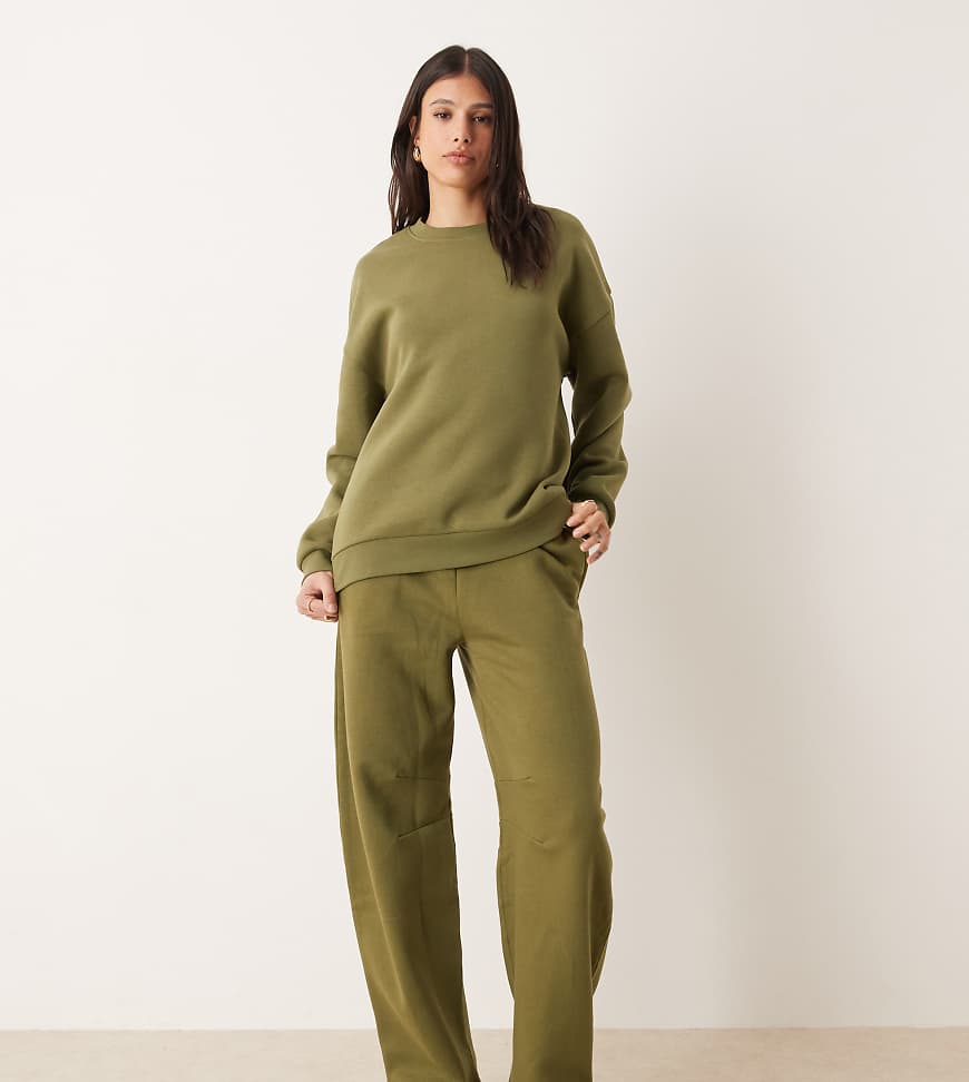 ASOS DESIGN Tall - Barrel-Jogginghose in Khaki mit weicher Innenseite-Grün von ASOS Tall