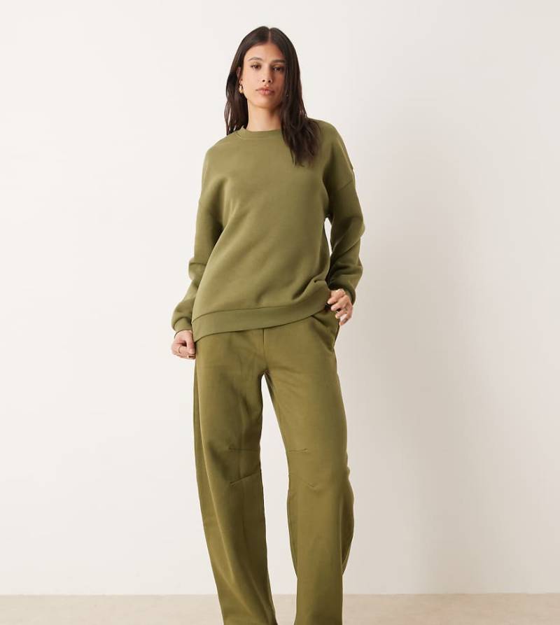 ASOS DESIGN Tall - Barrel-Jogginghose in Khaki mit weicher Innenseite-Grün ASOS DESIGN Tall - Barrel-Jogginghose in Khaki mit weicher Innenseite-Grün von ASOS Tall