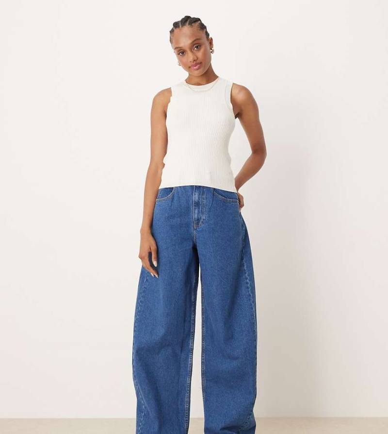 ASOS DESIGN Tall - Barrel-Leg-Jeans in Mittelblau mit hohem Bund von ASOS Tall