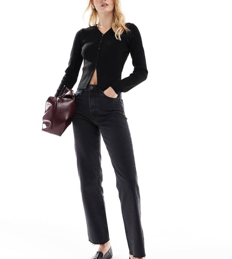ASOS DESIGN Tall - Knöchellange Jeans in Schwarz mit geradem Bein von ASOS Tall