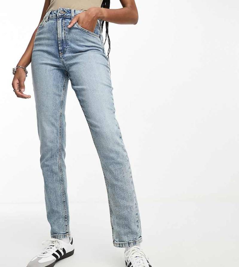 ASOS DESIGN Tall - Bequeme Mom-Jeans in Mittelblau mit schmalem Schnitt von ASOS Tall