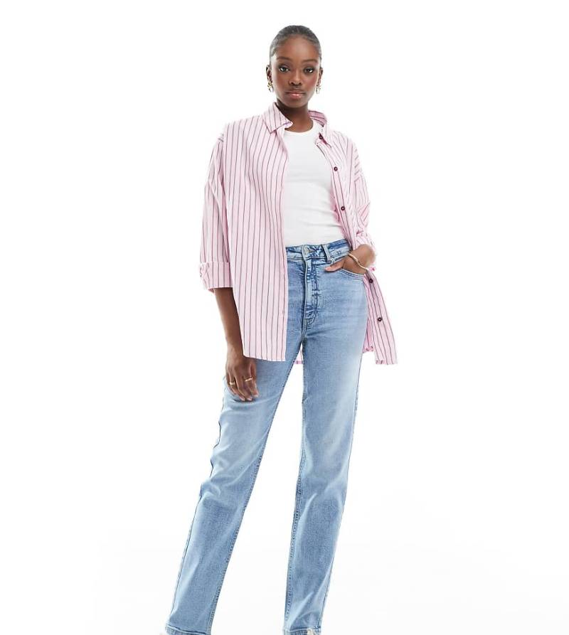 ASOS DESIGN Tall - Bequeme Jeans in Mittelblau mit schmalem Schnitt von ASOS Tall