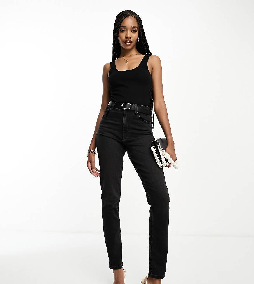 ASOS DESIGN Tall - Bequeme Mom-Jeans in schwarzer Waschung mit schmalem Schnitt ASOS DESIGN Tall - Bequeme Mom-Jeans in schwarzer Waschung mit schmalem Schnitt von ASOS Tall