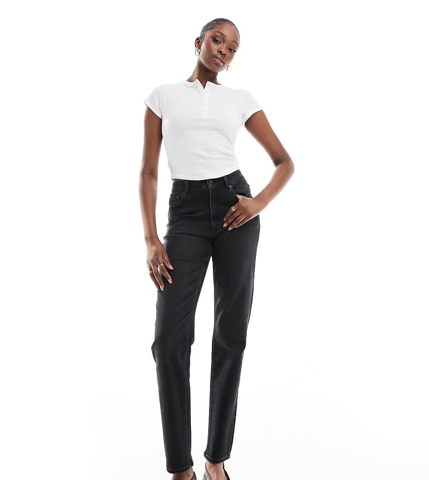ASOS DESIGN Tall - Bequeme Mom-Jeans in schwarzer Waschung mit schmalem Schnitt ASOS DESIGN Tall - Bequeme Mom-Jeans in schwarzer Waschung mit schmalem Schnitt von ASOS Tall