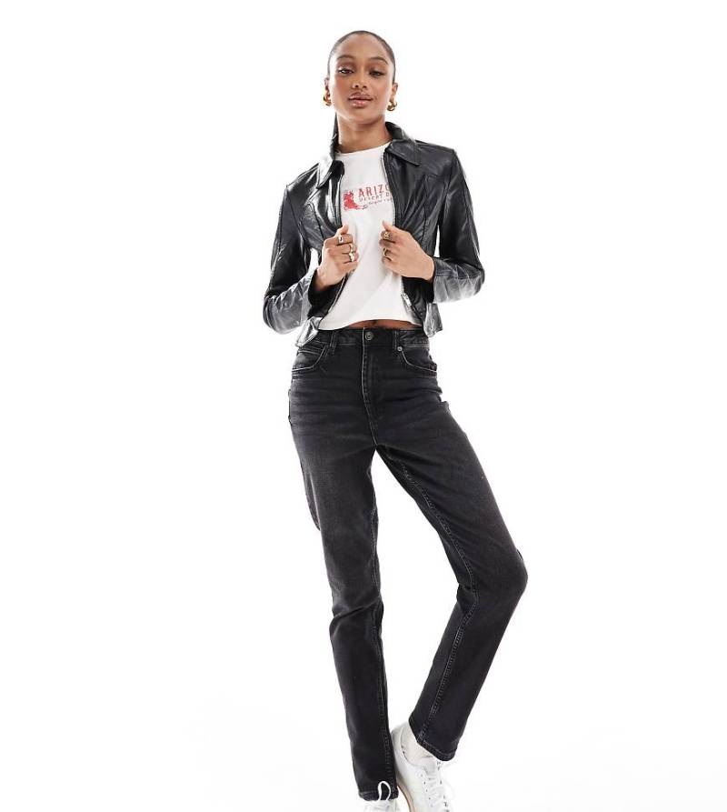 ASOS DESIGN Tall - Bequeme Mom-Jeans in schwarzer Waschung mit schmalem Schnitt von ASOS Tall