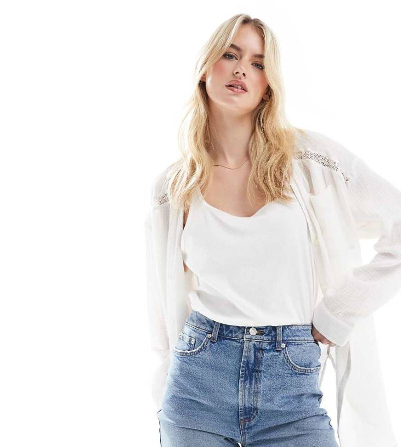 ASOS DESIGN Tall - Bequeme Mom-Jeansshorts in Mittelblau von ASOS Tall