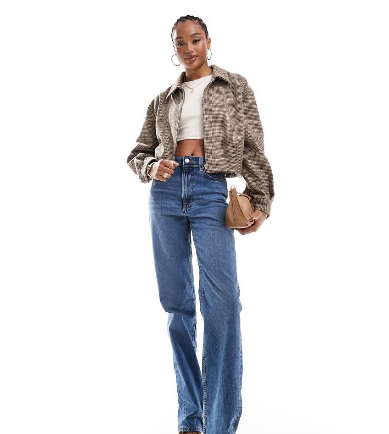 ASOS DESIGN Tall - Bequeme Stretch-Jeans in Authentic-Mittelblau mit geradem Bein von ASOS Tall