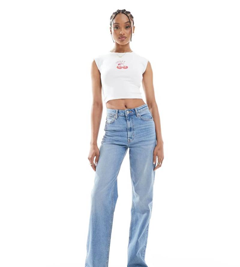 ASOS DESIGN Tall - Bequeme Stretch-Jeans in hellem Mittelblau mit geradem Schnitt von ASOS Tall