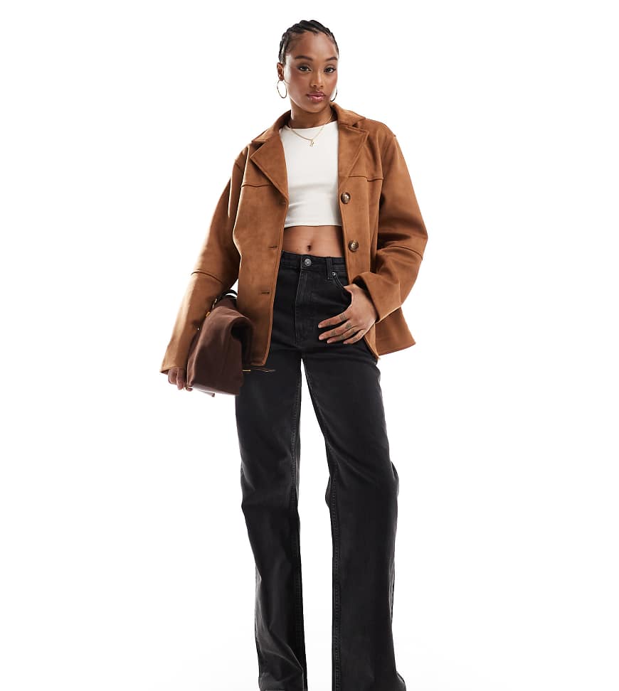 ASOS DESIGN Tall - Bequeme Stretch-Jeans in verwaschenem Schwarz mit geradem Bein von ASOS Tall