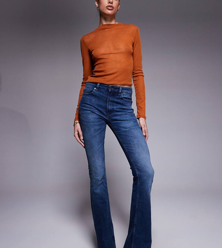 ASOS DESIGN Tall - Bootcut-Jeans in dunkler mittlerer Waschung-Blau von ASOS Tall