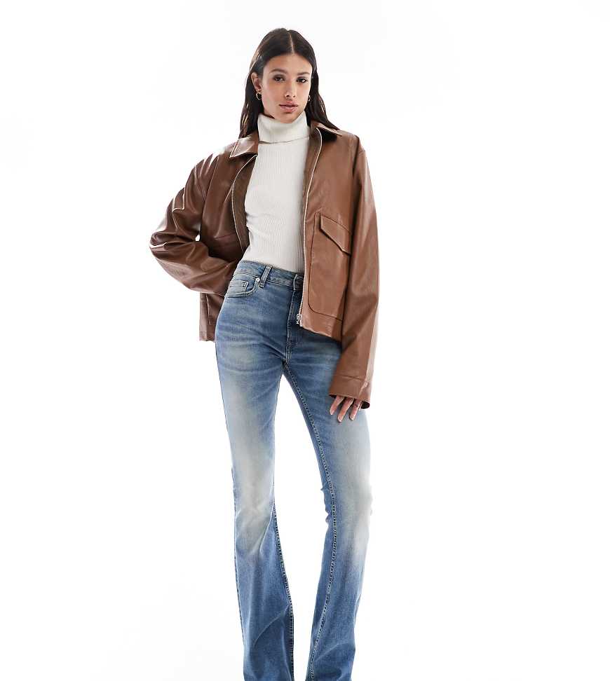ASOS DESIGN Tall - Bootcut-Jeans in mittlerer Waschung-Blau ASOS DESIGN Tall - Bootcut-Jeans in mittlerer Waschung-Blau von ASOS Tall