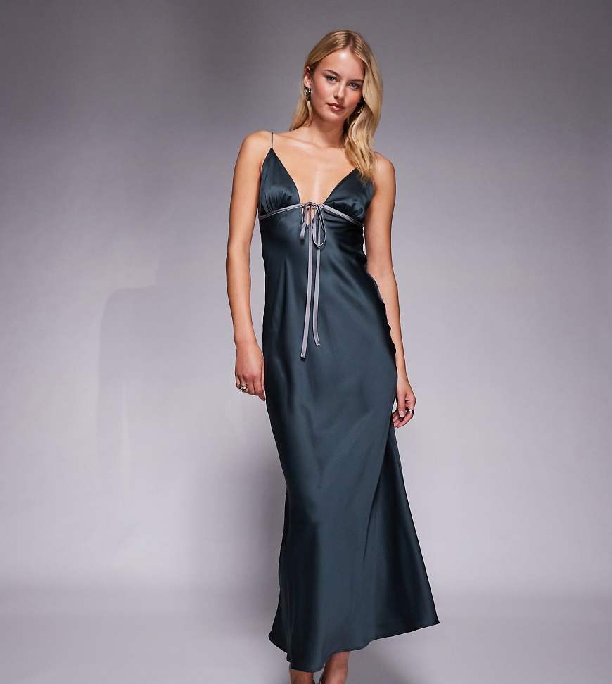 ASOS DESIGN Tall - Camisole-Midikleid aus Satin in Schieferblau mit Schrägschnitt und farblich abgesetztem Bindedetail von ASOS Tall