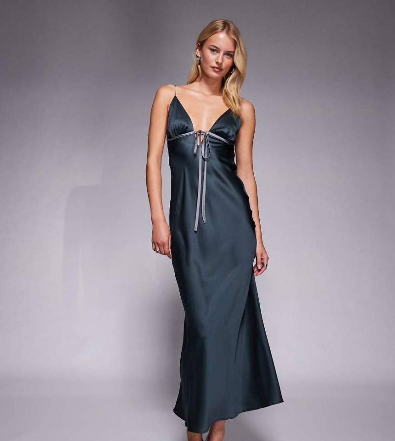 ASOS DESIGN Tall - Camisole-Midikleid aus Satin in Schieferblau mit Schrägschnitt und farblich abgesetztem Bindedetail von ASOS Tall