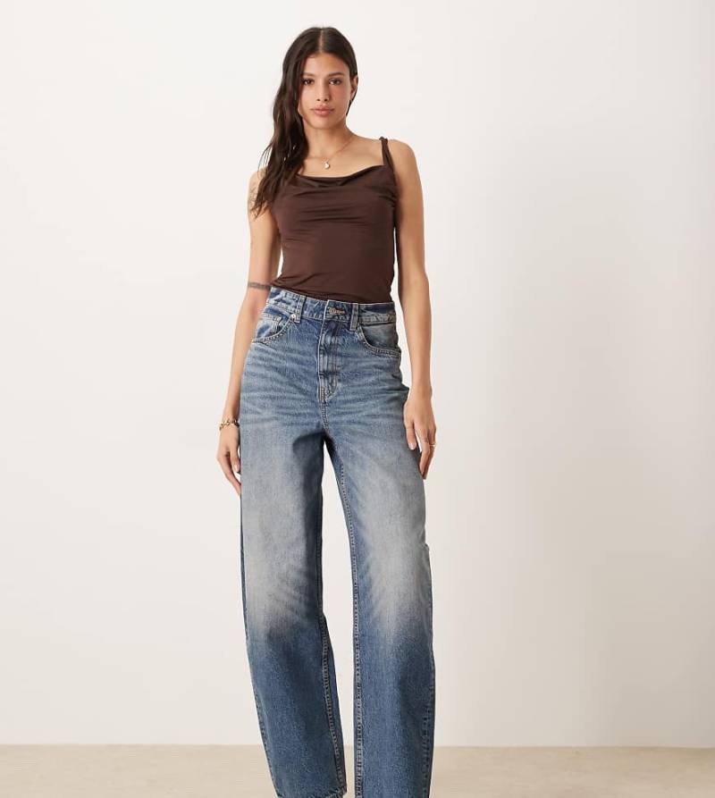 ASOS DESIGN Tall - Circular Design Collection - Barrel-Jeans in mitteldunkler Waschung mit hohem Bund-Blau von ASOS Tall
