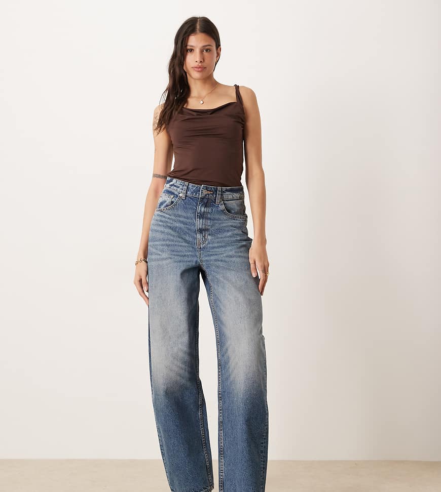 ASOS DESIGN Tall - Circular Design Collection - Barrel-Jeans in mitteldunkler Waschung mit hohem Bund-Blau von ASOS Tall