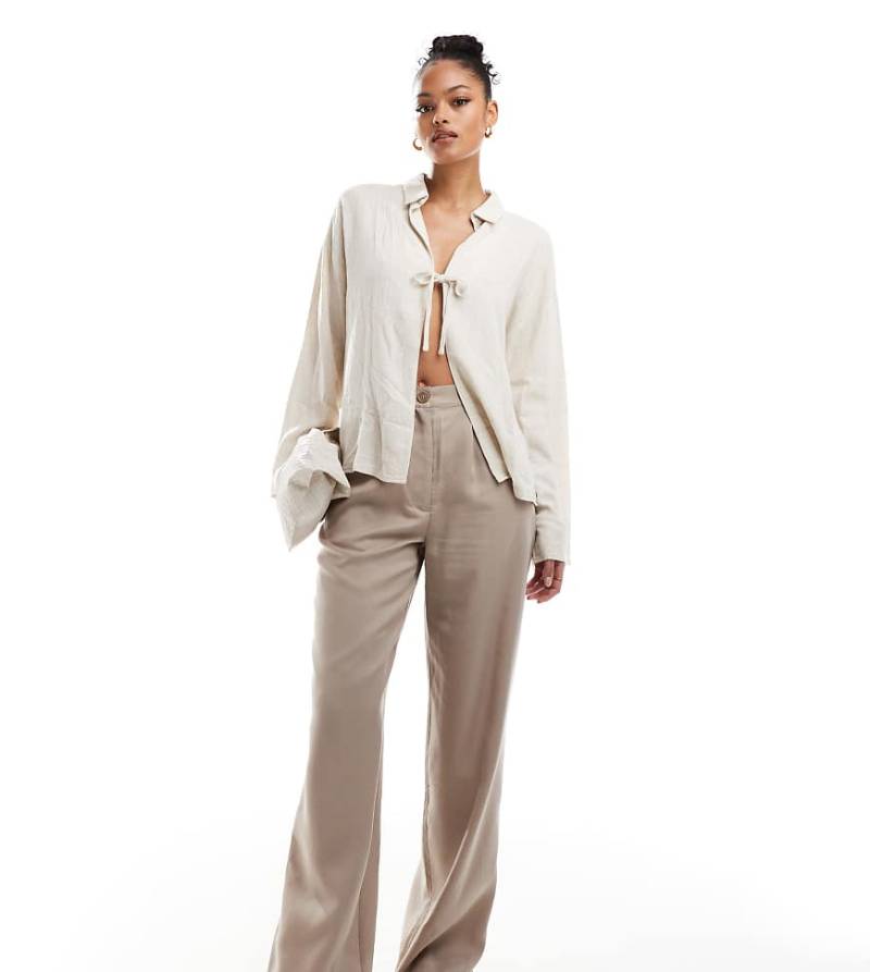 ASOS DESIGN Tall - Dad-Hose mit weitem Bein in verwaschenem Sand-Neutral von ASOS Tall