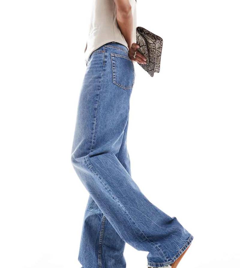 ASOS DESIGN Tall - Dad-Jeans in Mittelblau mit weitem Schnitt von ASOS Tall