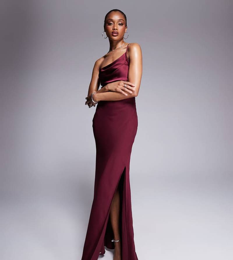 ASOS DESIGN Tall - Drapiertes Maxikleid aus Satin-Chiffon-Mix in Burgunderrot mit One-Shoulder-Träger von ASOS Tall
