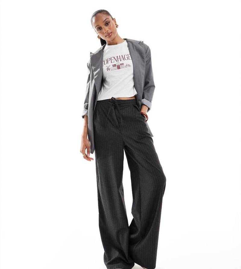ASOS DESIGN Tall - Elegante, gebürstete Hose in Anthrazit gestreift mit Bindeband in der Taille und weitem Schnitt-Grau von ASOS Tall