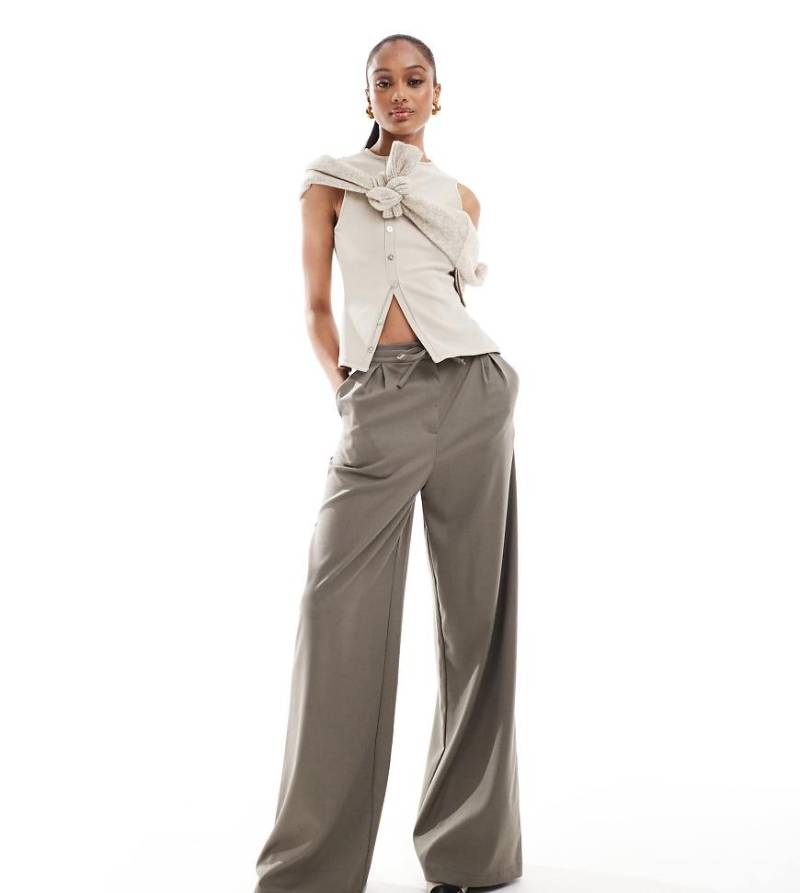 ASOS DESIGN Tall - Elegante, gebürstete Hose in Khaki mit Bindeband in der Taille und weitem Schnitt-Grün von ASOS Tall