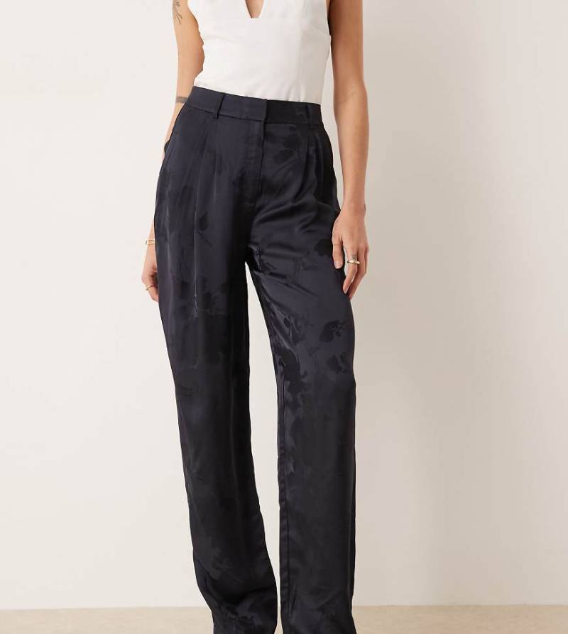ASOS DESIGN Tall - Elegante, gerade Hose aus Satin-Jacquard in Marineblau mit hohem Bund von ASOS DESIGN