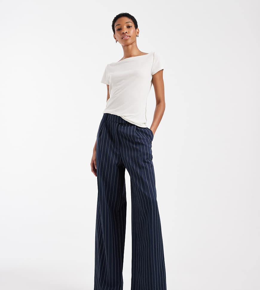 ASOS DESIGN Tall - Elegante, maskuline Hose in Marineblau mit weitem Bein, niedrigem Bund und Nadelstreifen von ASOS Tall