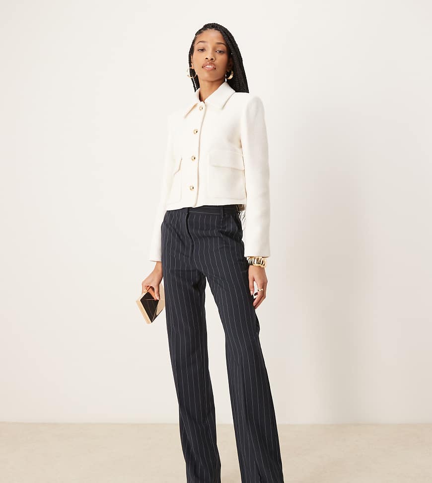 ASOS DESIGN Tall - Elegante, schmal geschnittene Hose in Marineblau gestreift von ASOS Tall