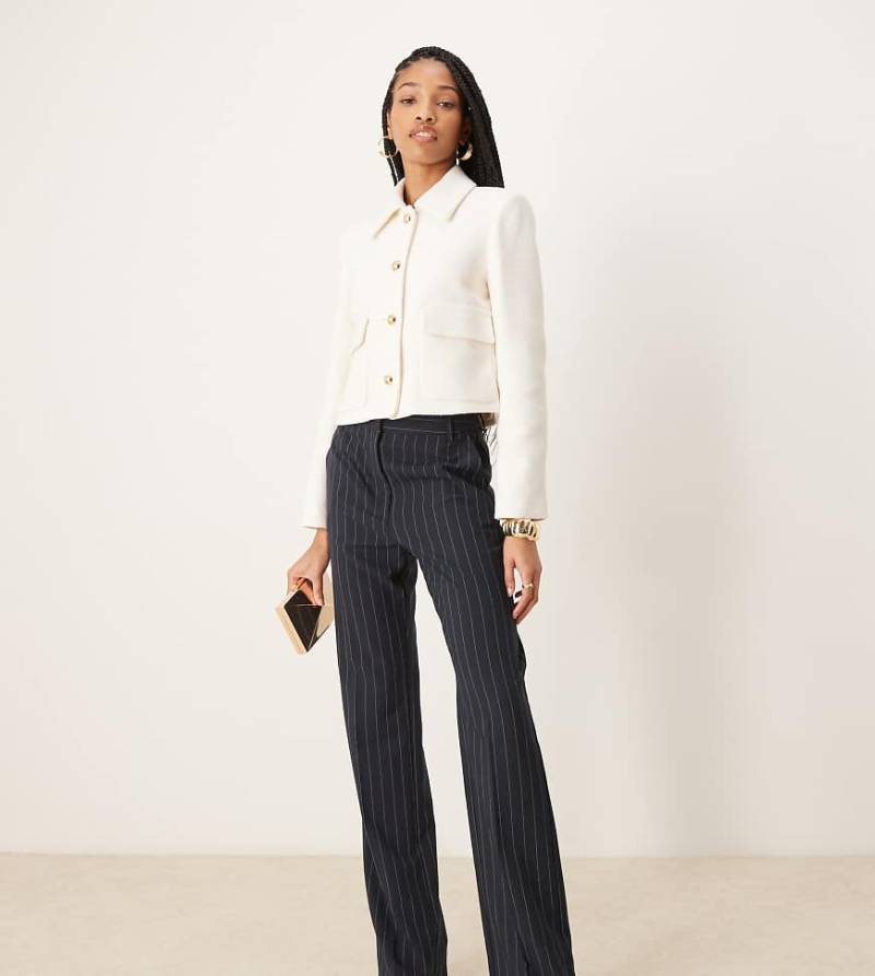 ASOS DESIGN Tall - Elegante, schmal geschnittene Hose in Marineblau gestreift von ASOS Tall