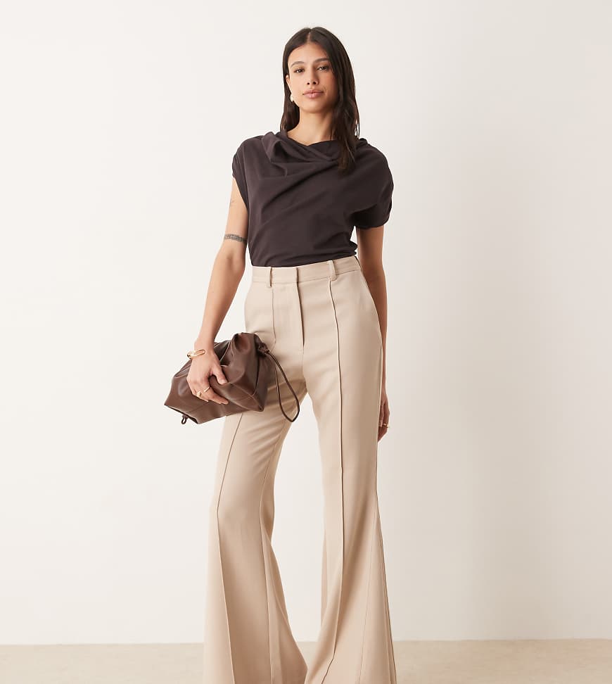 ASOS DESIGN Tall - Elegante, sehr geschmeidige Schlaghose in Beige-Neutral von ASOS Tall