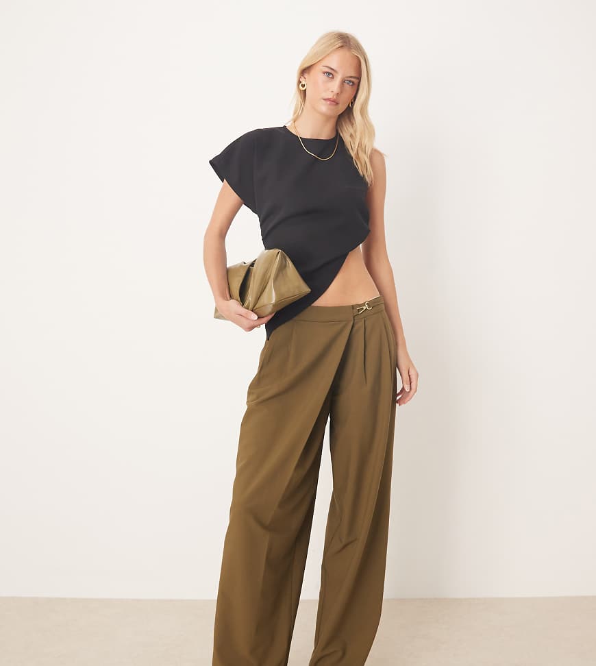 ASOS DESIGN Tall - Elegante, weite Hose in Khaki mit asymmetrischem Wickeldetail und Schnalle-Grün von ASOS Tall