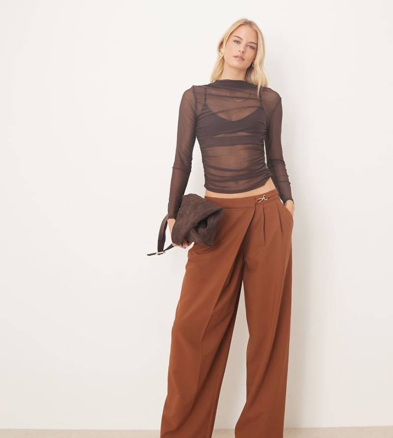 ASOS DESIGN Tall - Elegante, weite Hose in Tabakbraun mit asymmetrischem Wickeldetail und Schnalle-Brown von ASOS Tall