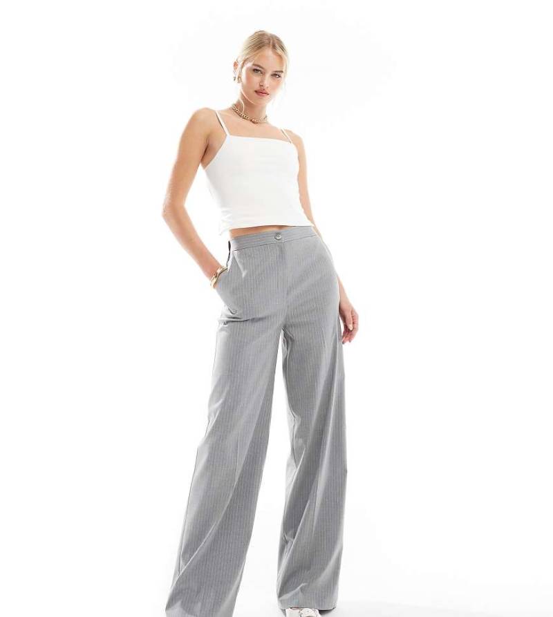 ASOS DESIGN Tall - Elegante Hose in gestreiftem Grau mit lockerem, geradem Schnitt-Bunt von ASOS Tall