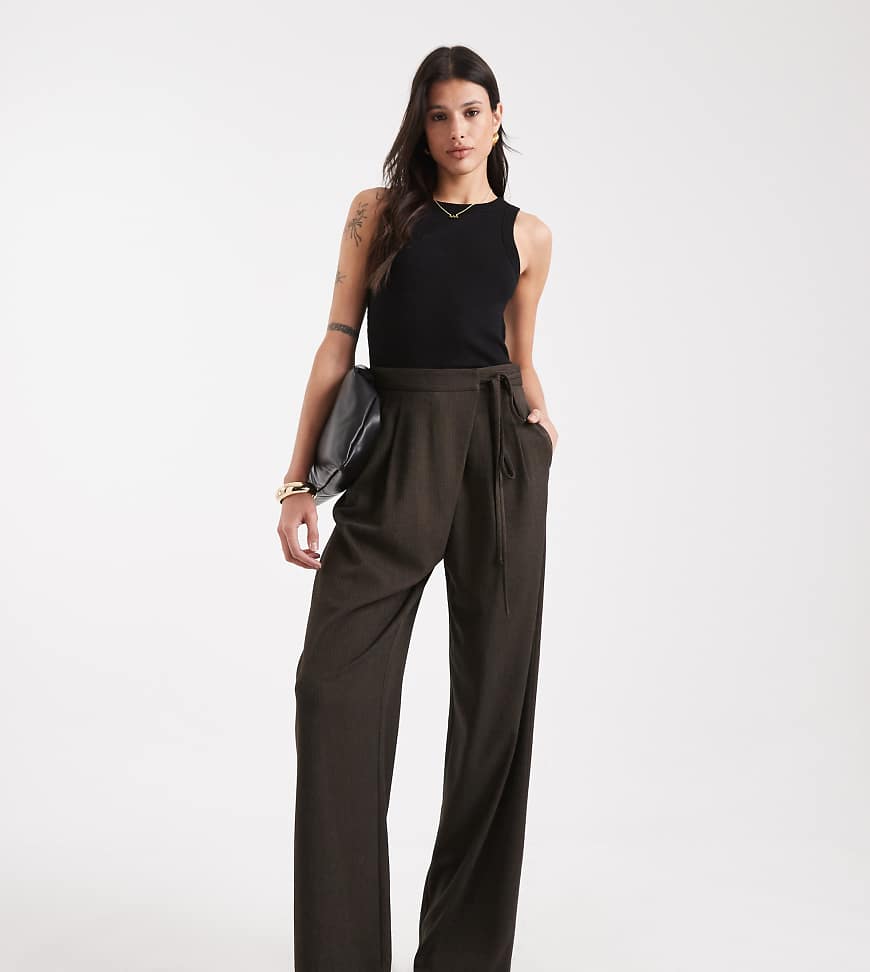 ASOS DESIGN Tall - Elegante Hose in Braun mit Fischgrätmuster, weitem Bein und Wickeldetail-Brown von ASOS Tall