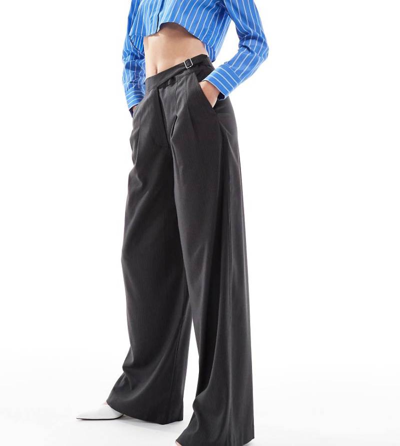 ASOS DESIGN Tall - Elegante Hose in Grau gestreift mit weitem Bein und asymmetrischem Schnallendetail-Bunt von ASOS Tall