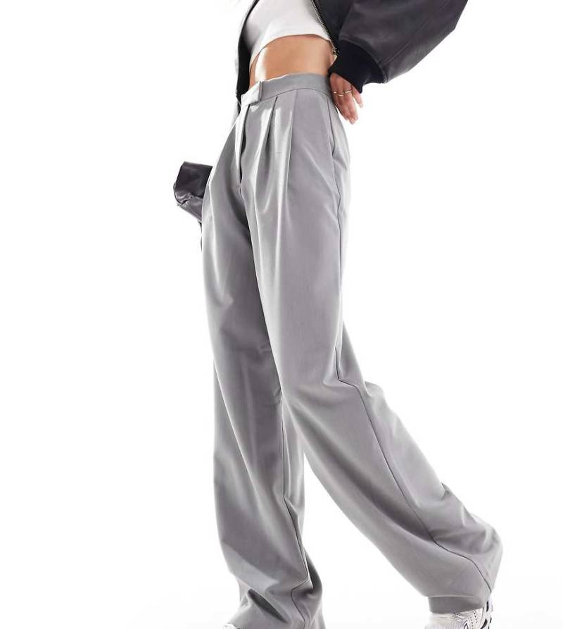 ASOS DESIGN Tall - Elegante Hose in Grau mit weitem Bein und Bundfalten von ASOS Tall