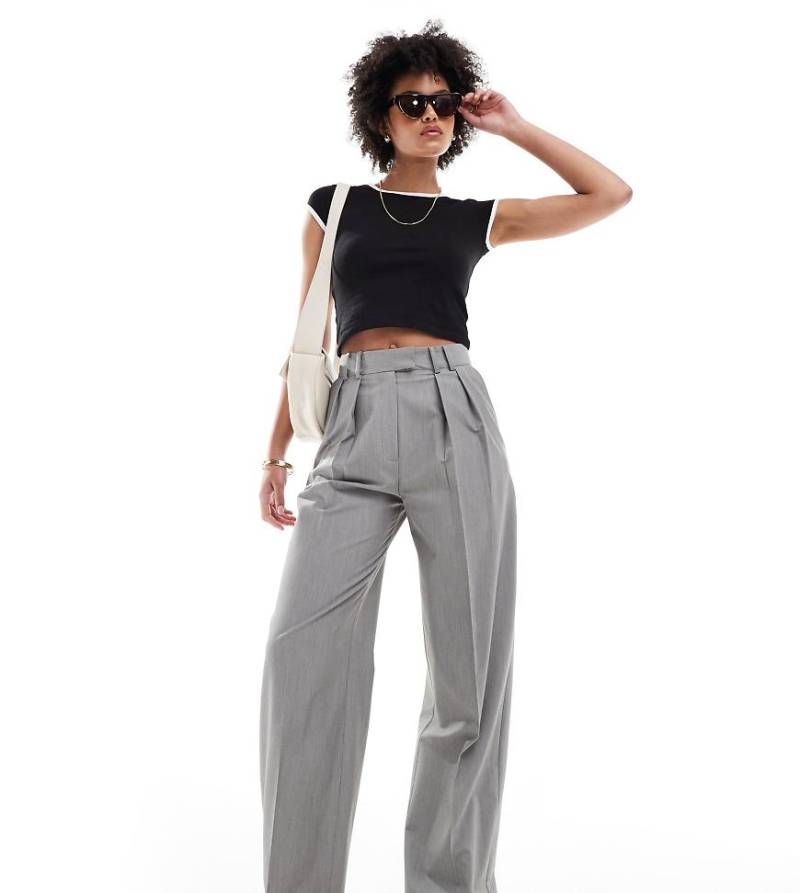 ASOS DESIGN Tall - Elegante Hose in Grau mit weitem Bein und Bundfalten von ASOS Tall