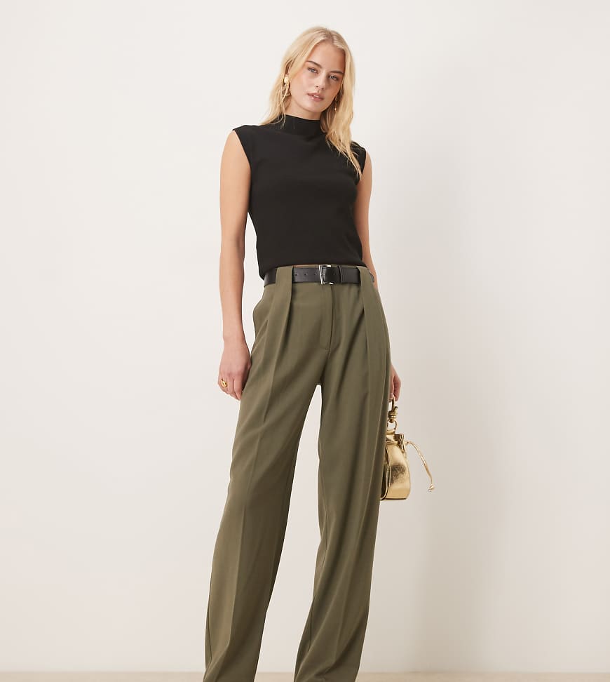ASOS DESIGN Tall - Elegante Hose in Khaki mit hohem Bund, geradem Bein und Gürtel-Grün von ASOS Tall