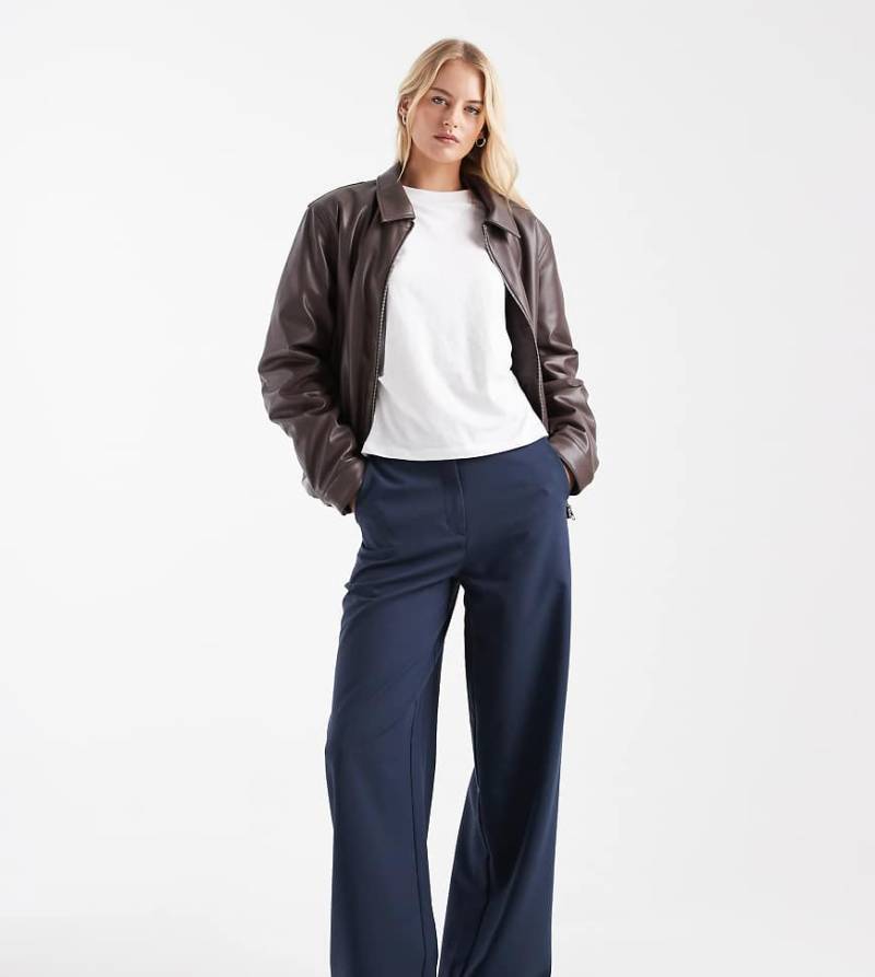 ASOS DESIGN Tall - Elegante Relaxed-Fit-Hose in Marineblau mit geradem Schnitt von ASOS DESIGN