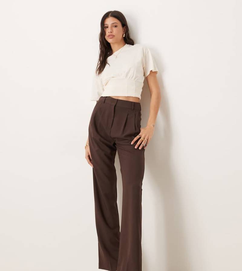 ASOS DESIGN Tall - Elegante Schlaghose in Schokobraun mit Relaxed-Fit-Schnitt-Brown von ASOS Tall