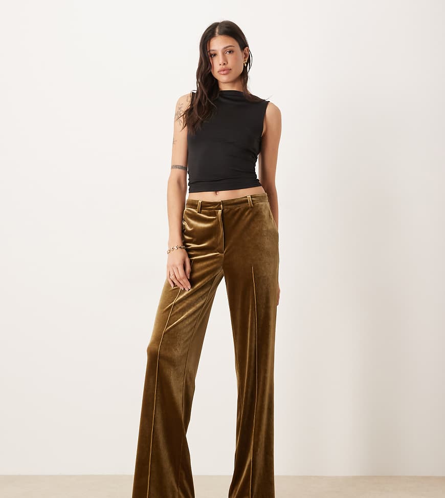 ASOS DESIGN Tall - Elegante Slim-Fit-Hose aus Samt in Oliv mit geradem Schnitt-Grün von ASOS Tall