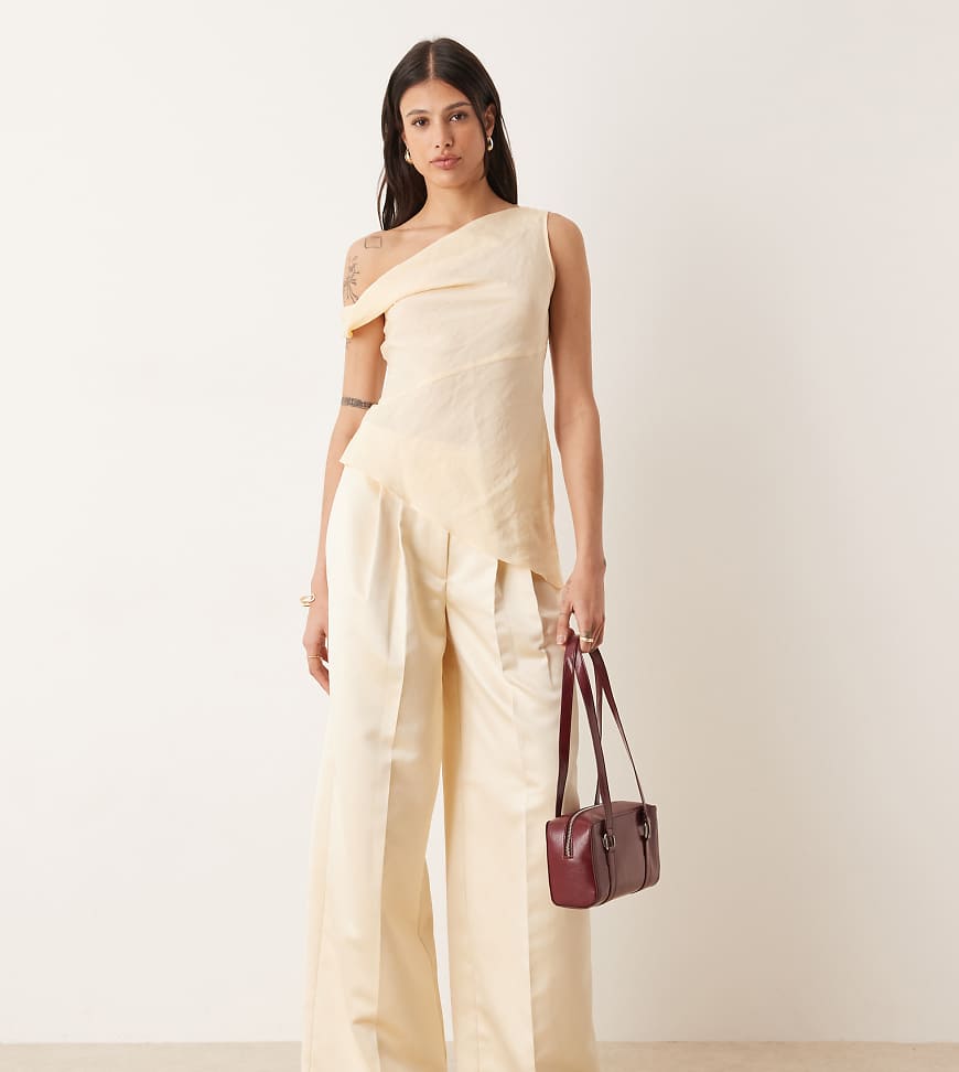 ASOS DESIGN Tall - Elegante weite Hose aus Satin in Elfenbein mit Faltendetail-Weiß von ASOS Tall